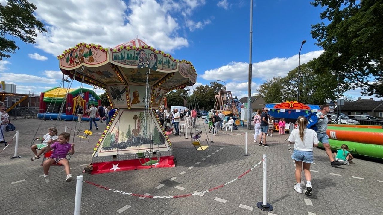 Zweven is leven op de kermis in Ulicoten. (foto: Floortje Steigenga)