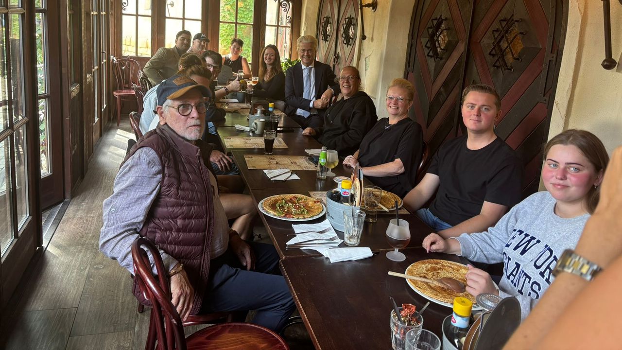 De club eet ook even een pannenkoek (foto: Geert Wilders/X).