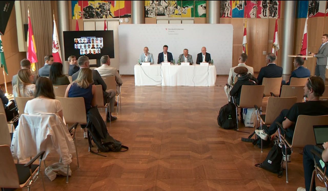 Over de aanhoudingen werd een persconferentie gegeven (foto: Europol).