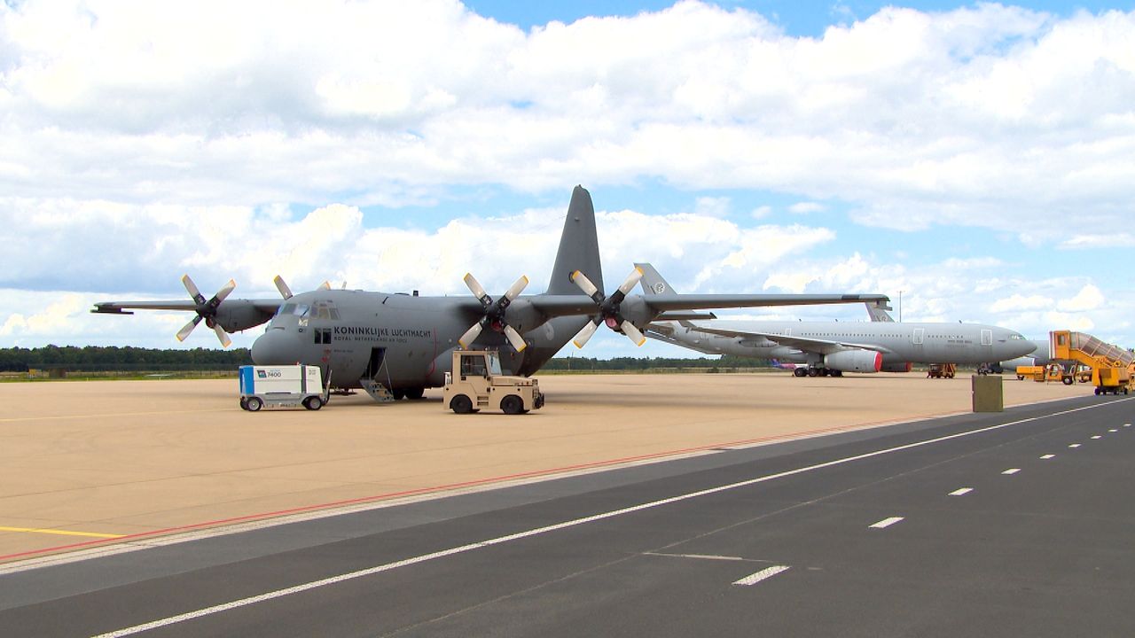 Vliegtuigen staan gereed op de vliegbasis in Eindhoven (foto: Omroep Brabant).