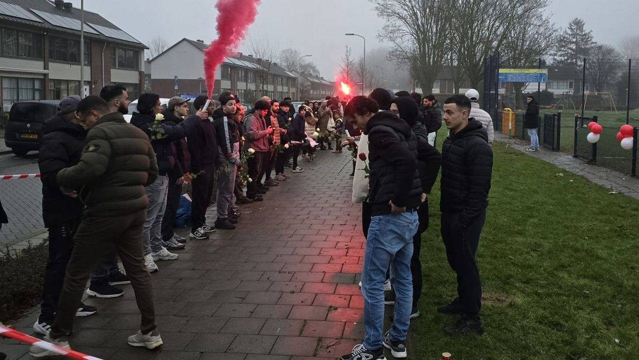 De erehaag bij Brooklyns herdenking langs het voetbalveld (foto: privéarchief).