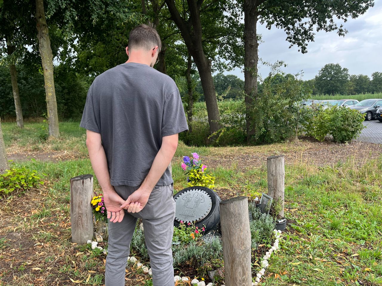 Ralf bij het monument dat Ricks vrienden hebben gemaakt. (foto: Floortje Steigenga)