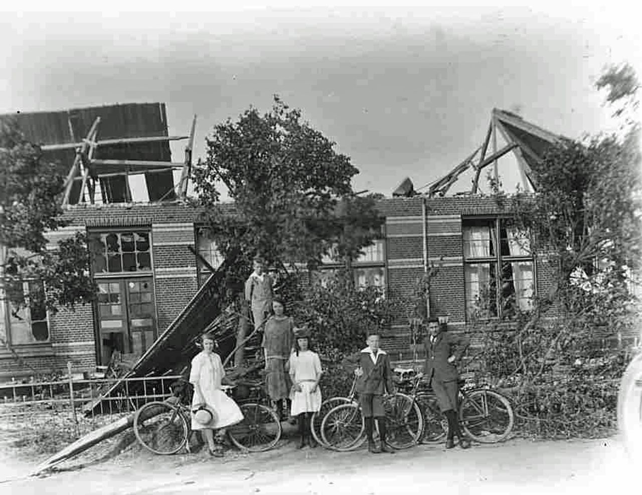 Het dak van de openbare school is grotendeels verdwenen (foto: Heemkundekring Felix Walter Langenboom).