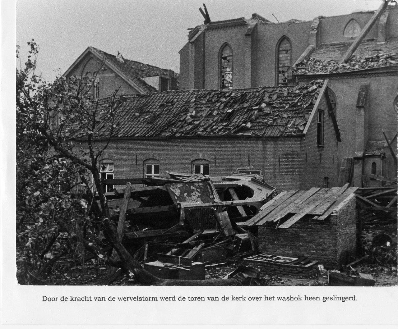 De verwoeste kerk van Langenboom (foto: Heemkundekring Felix Walter Langenboom).