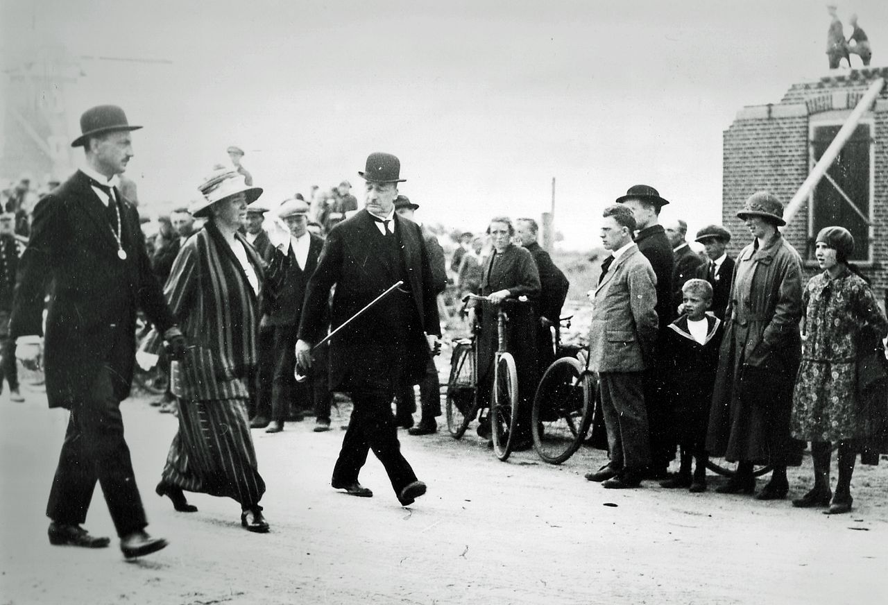 Koningin Wilhelmina neemt een kijkje bij de verwoeste dorpen (foto: Heemkundekring Felix Walter Langenboom).