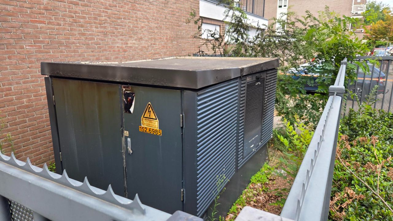 Uit dit transformatorhuisje kwam veel rook (foto: Noël van Hooft).