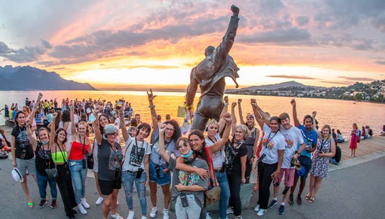 Fans bij Het standbeeld van Freddy Mercury in Montreux (foto: Jean-Paul Heck).
