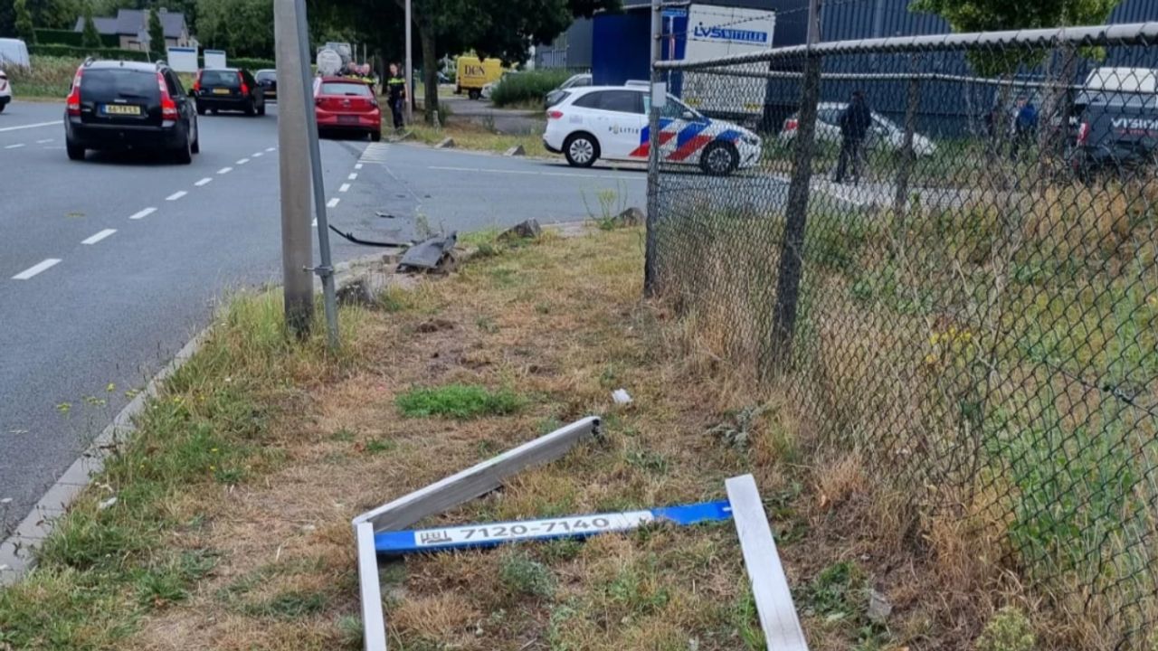 De man nam nog een verkeersbord mee tijdens zijn vluchtpoging (Foto: Instagram/ Politie Roosendaal.)