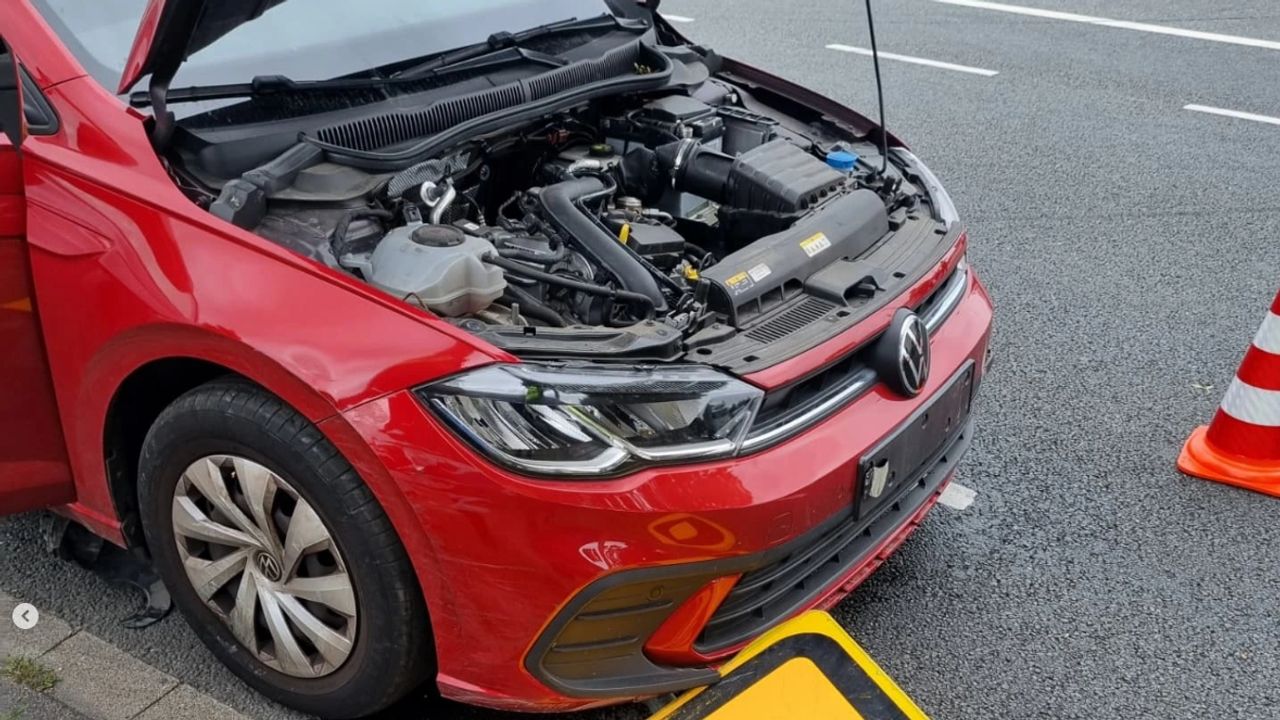 Na de rit over het betonblok is de motor er slecht aan toe (Foto: Instagram/ Politie Roosendaal.)