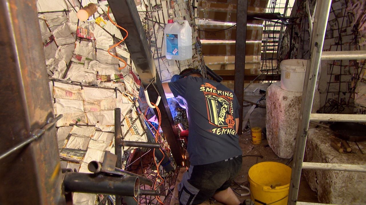 Er wordt hard gewerkt aan de wagen (foto: Omroep Brabant).