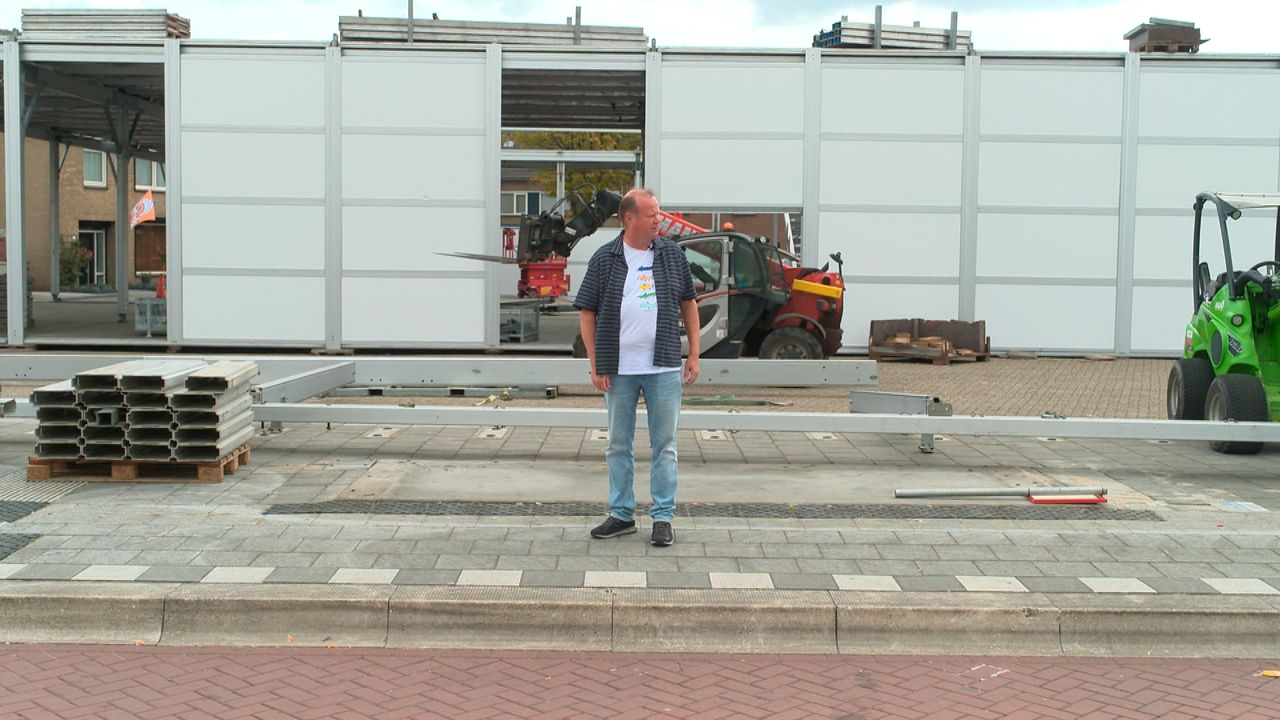 Juryvoorzitter Frank staat op de plek waar zondag de wagens voorbij komen rijden (foto: Omroep Brabant)