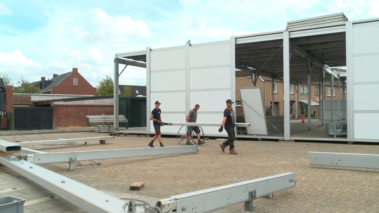 Er wordt hard gewerkt om de tribunes op te bouwen (foto: Omroep Brabant)