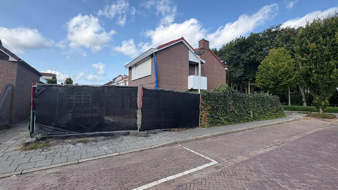 Zwarte schermen zijn nu een tijdelijke schutting (foto: Raymond Merkx).