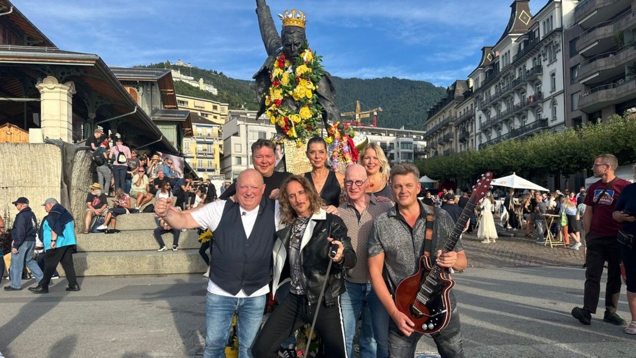 Crazy Little Things in Montreux bij het beeld van Freddie Mercury (foto: Jean-Paul Heck)