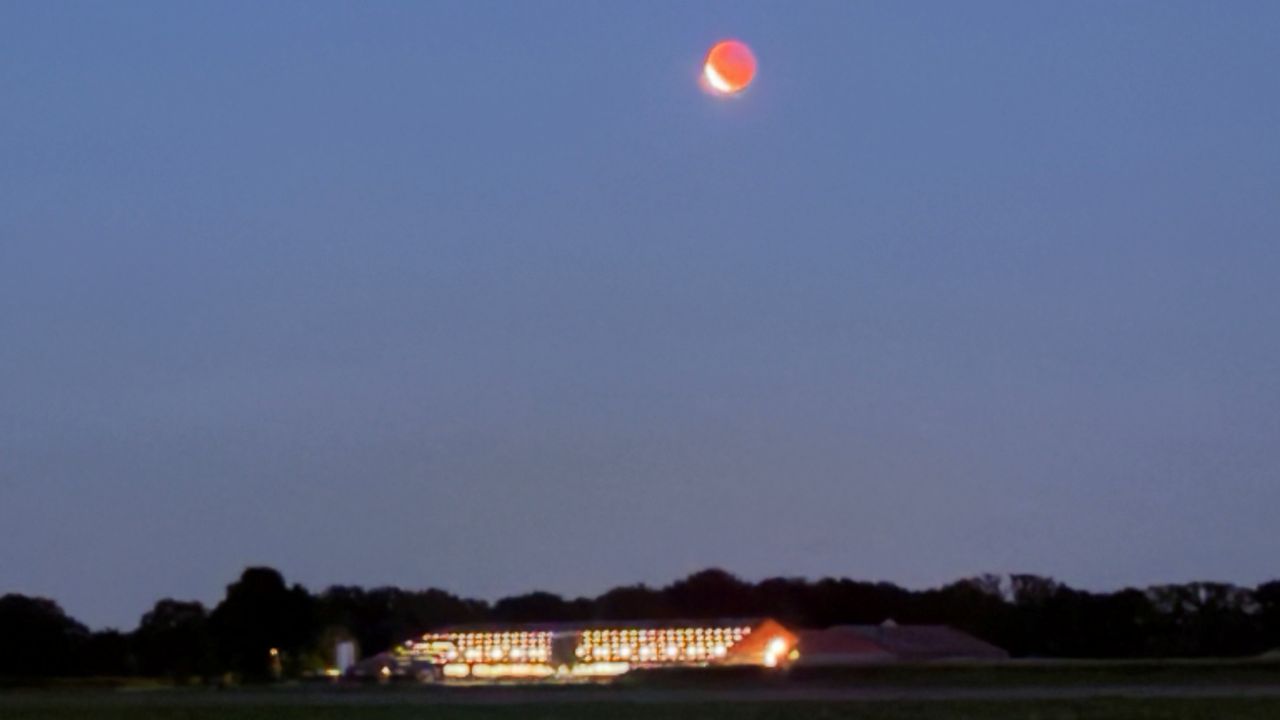 Karel zag de felrode maan in het buitengebied van Eersel (foto: Karel Gevers).