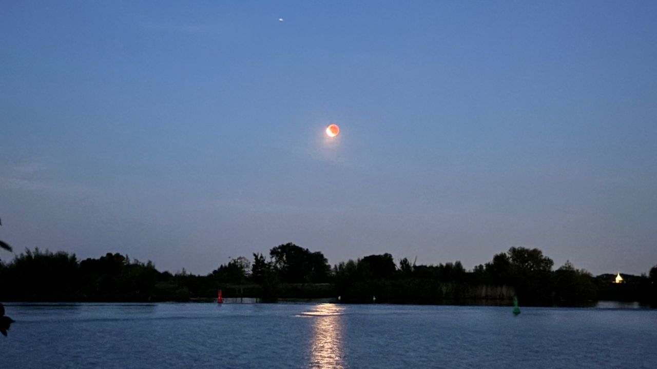 Boven het water in Lithoijen (foto: Leo de Blank).