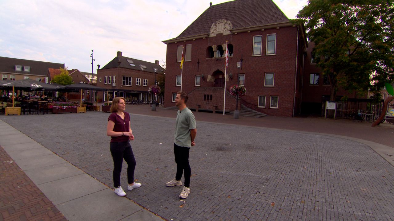 Iris van den Boomen en Frans Verberne voor het gemeentehuis in Asten