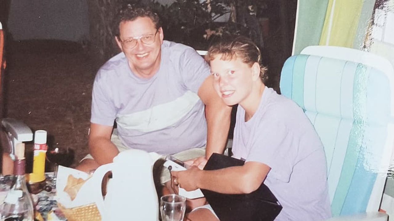 Marieke en haar vader op vakantie. (foto: privéarchief)
