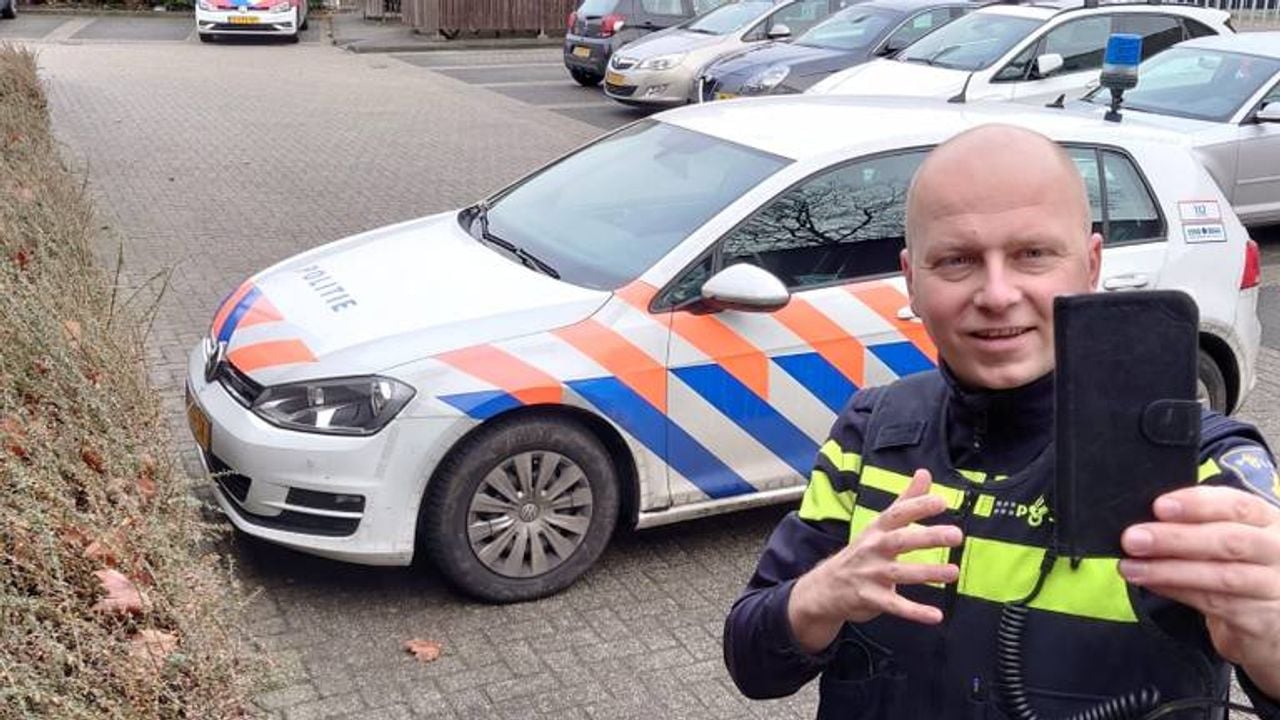 Frans Luijten tijdens het maken van een video. 