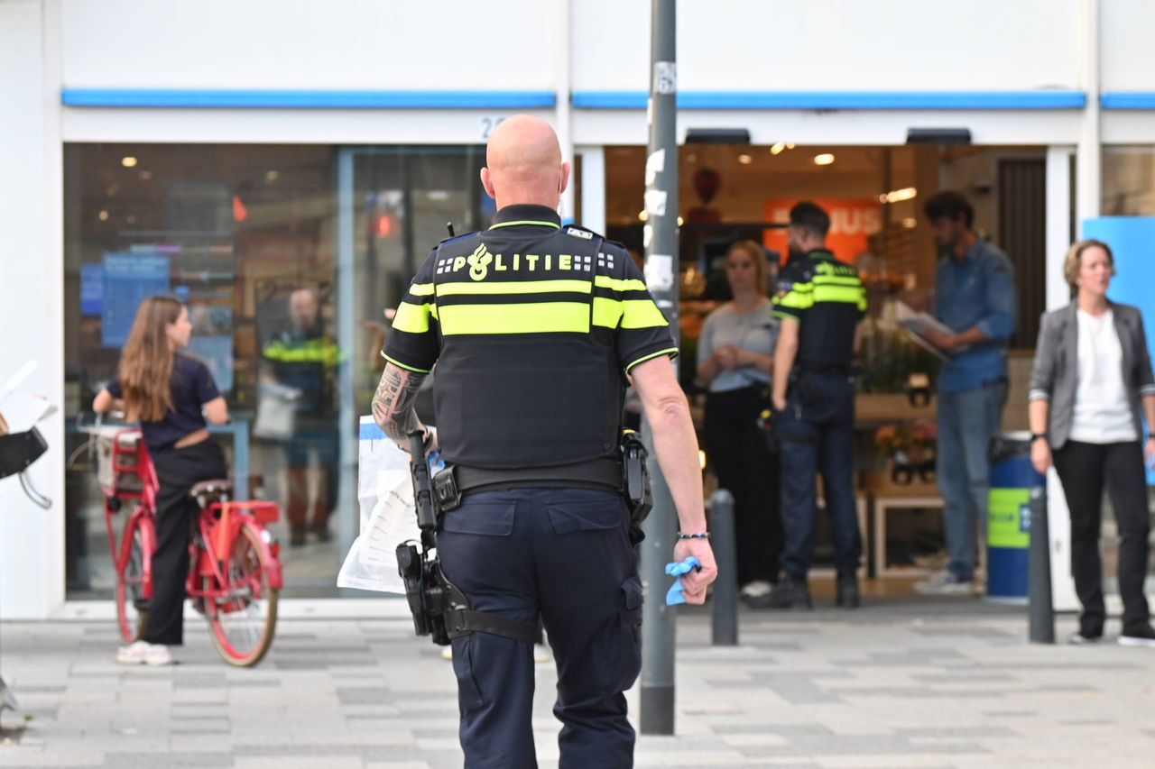 Hulpdiensten kwamen in actie om de agressieve klant aan te houden (foto:Persbureau Heitink)
