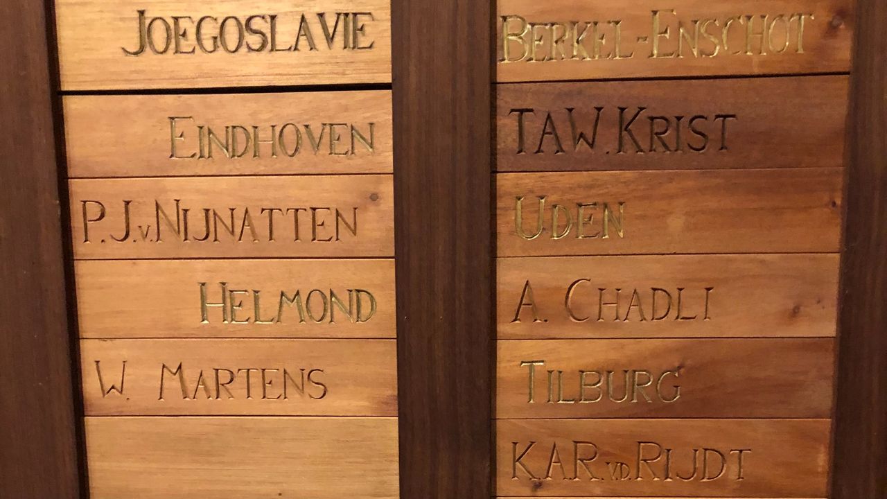 Enkele naampanelen in de oude kerk van Waalre (foto: Willem-Jan Joachems).