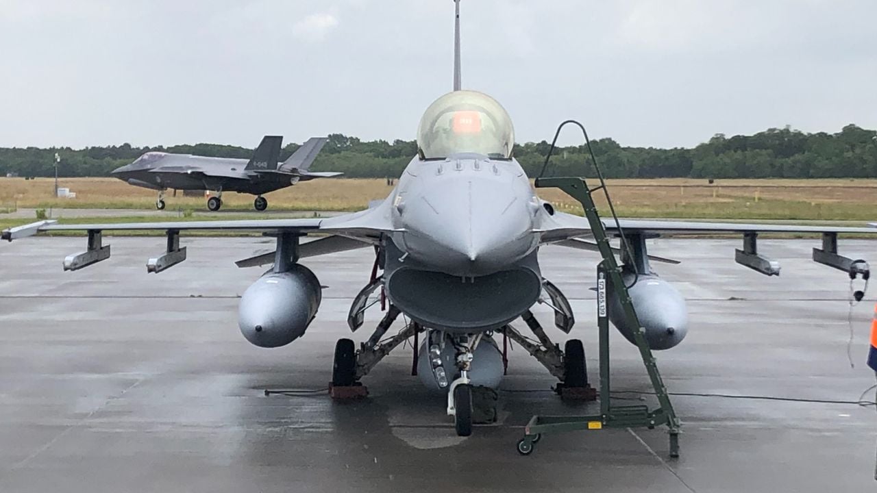 Volkelse F16 die aan Oekraine is geleverd met achter een passerende F35 (foto: Willem-Jan Joachems).