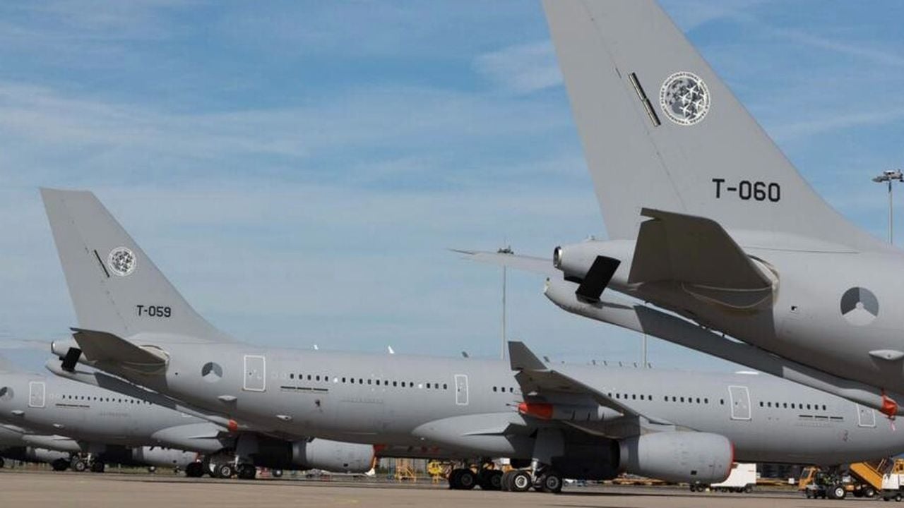 Het tankvliegtuig dat vannacht vloog van Eindhoven, midden op de foto (Foto: Ministerie van Defensie)