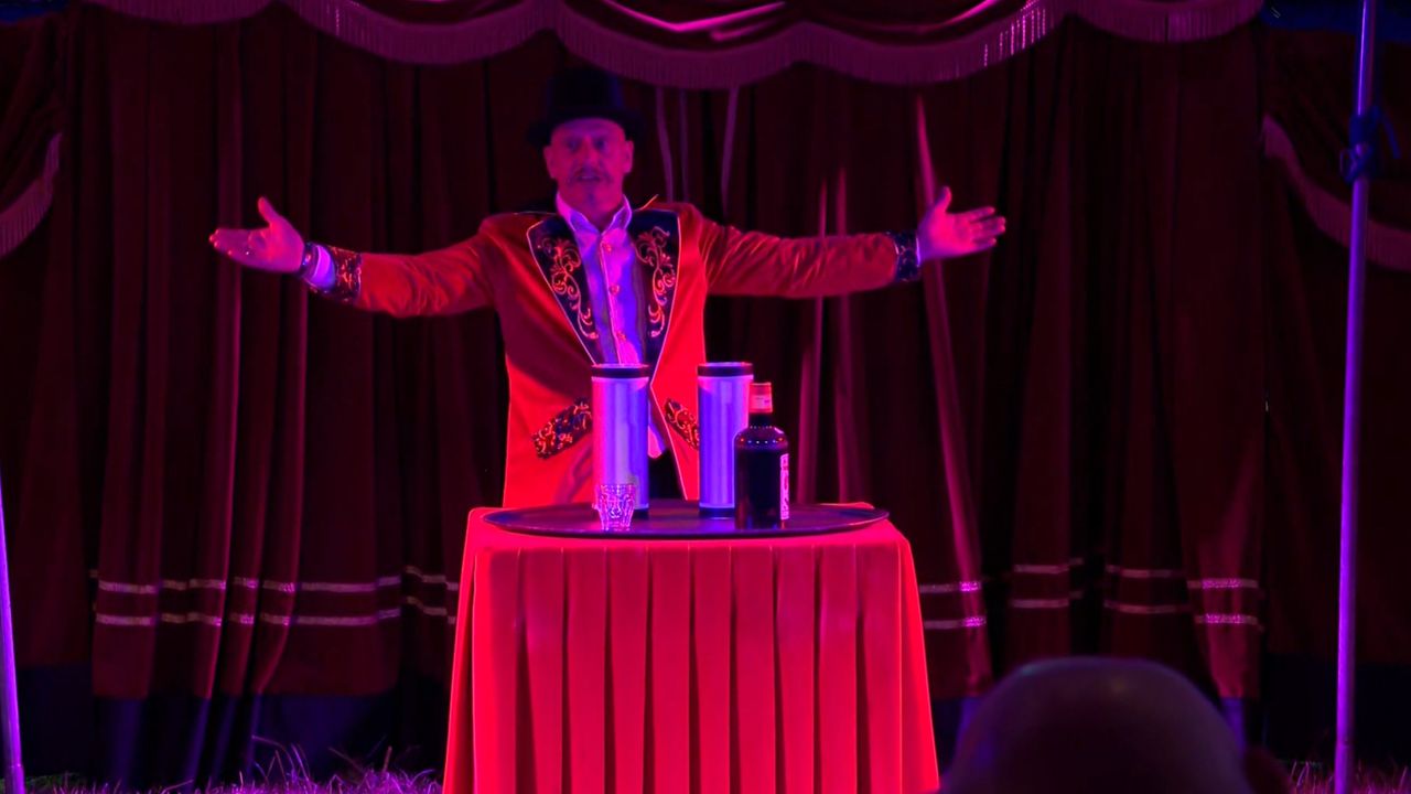 Directeur François bezig met zijn show (beeld: Brabants Buske).