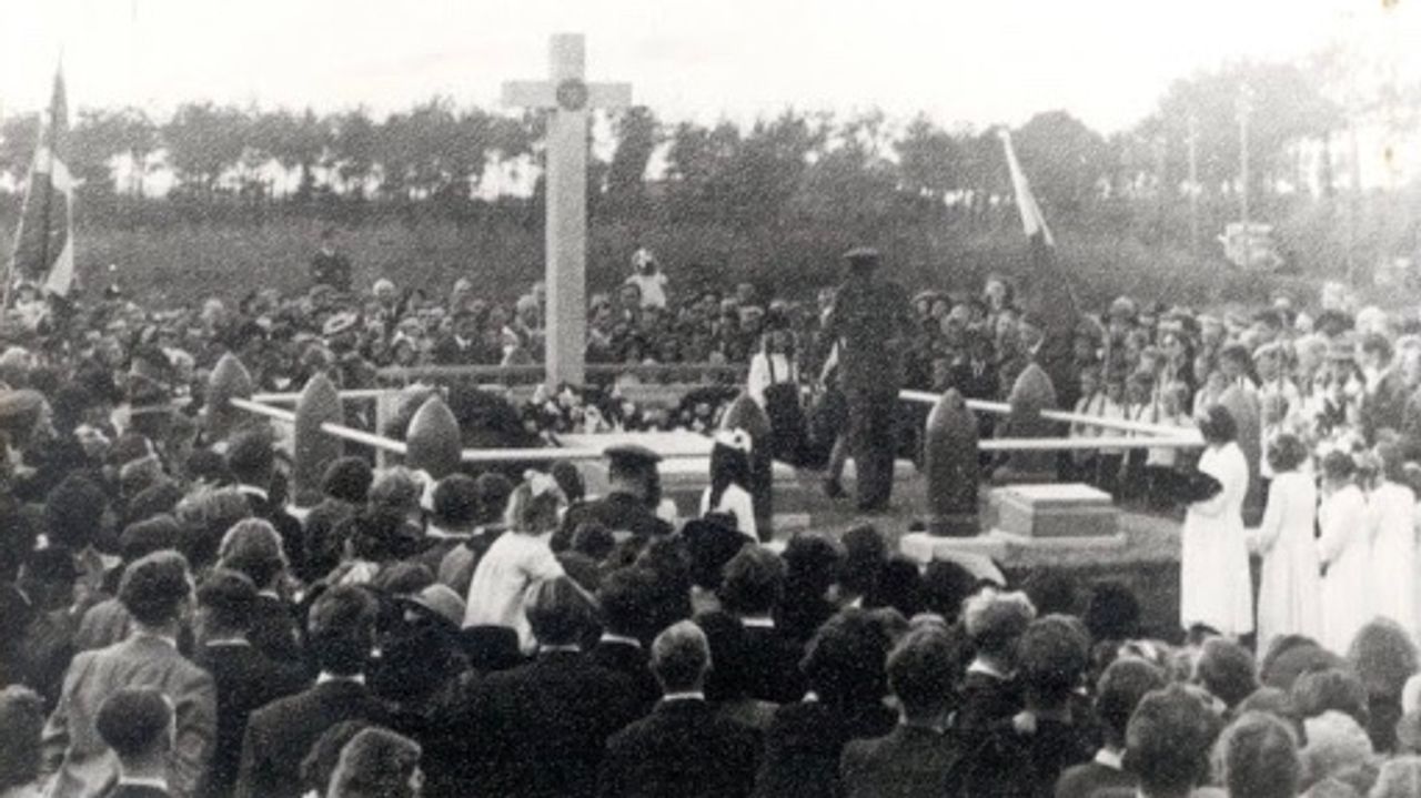 Moerstraten 26 augustus 1945 (foto: Library Archives of Canada).
