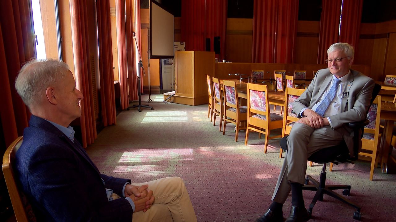 Afzwaaiende burgemeester Theo Weterings in gesprek met verslaggever Jan Waalen (foto: Omroep Brabant).