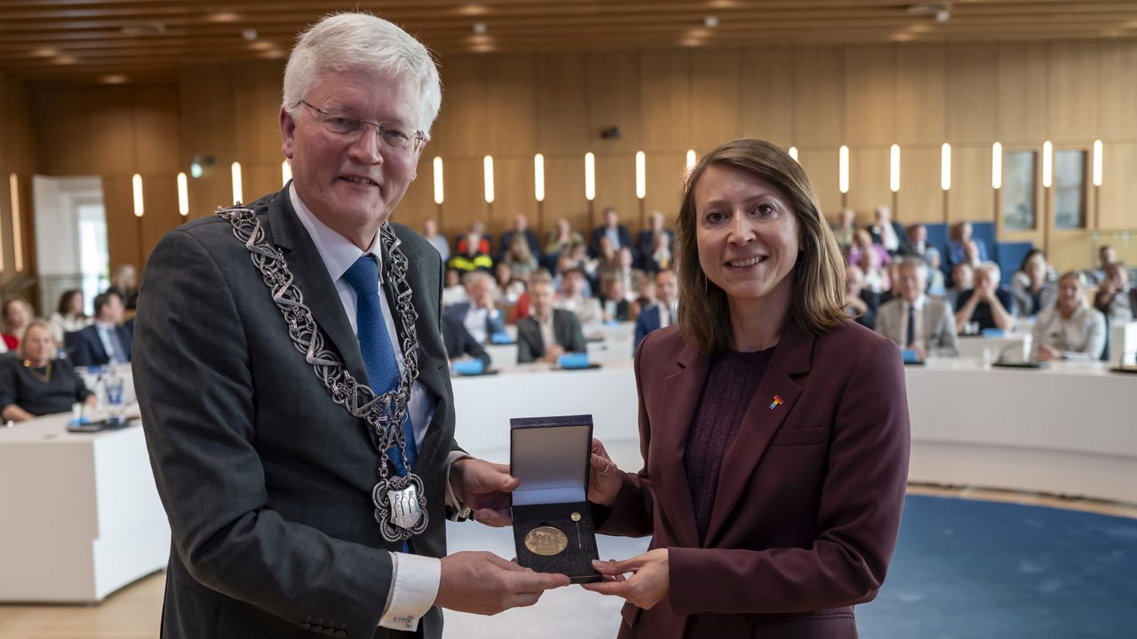 Theo Weterings kreeg donderdag de Gouden Erepenning (foto: Joris Buijs/Gemeente Tilburg).