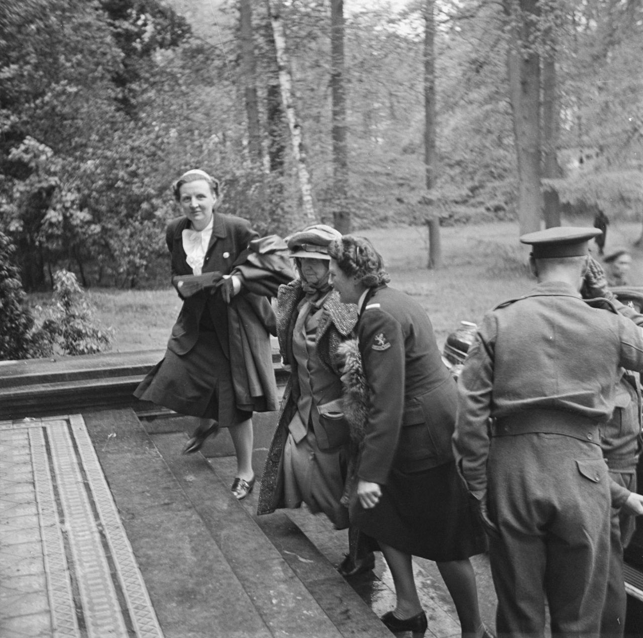 Koningin Wilhelmina arriveert samen met prinses Juliana (links) bij landgoed Anneville in Ulvenhout (foto:  Willem van de Poll/ Anefo/ Nationaal Archief).