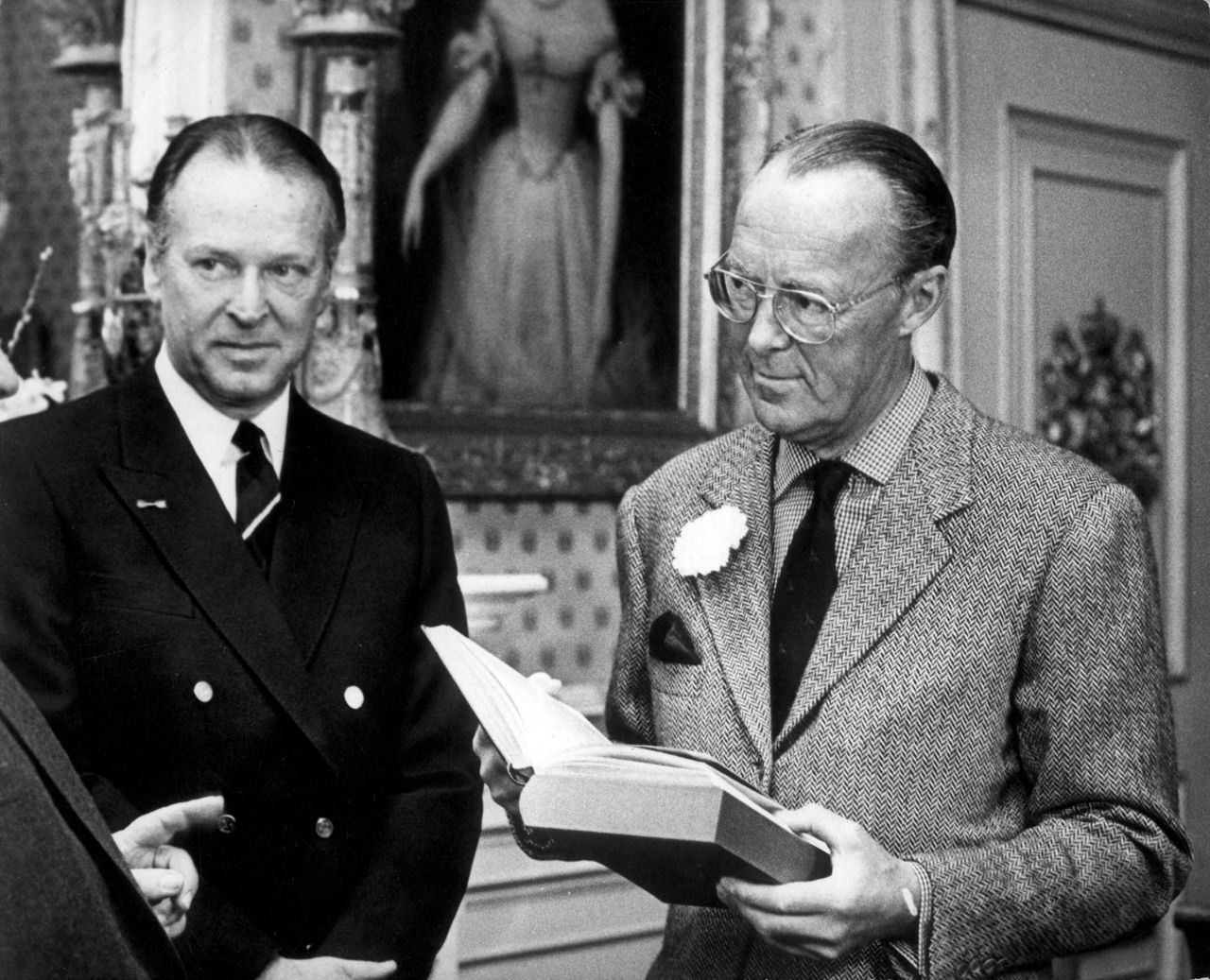 Erik Hazelhoff Roelfzema en prins Bernhard tijdens het aanbieden van het boek Soldaat van Oranje in 1971 (foto: ANEFO / NA/ Nationaal Archief) 