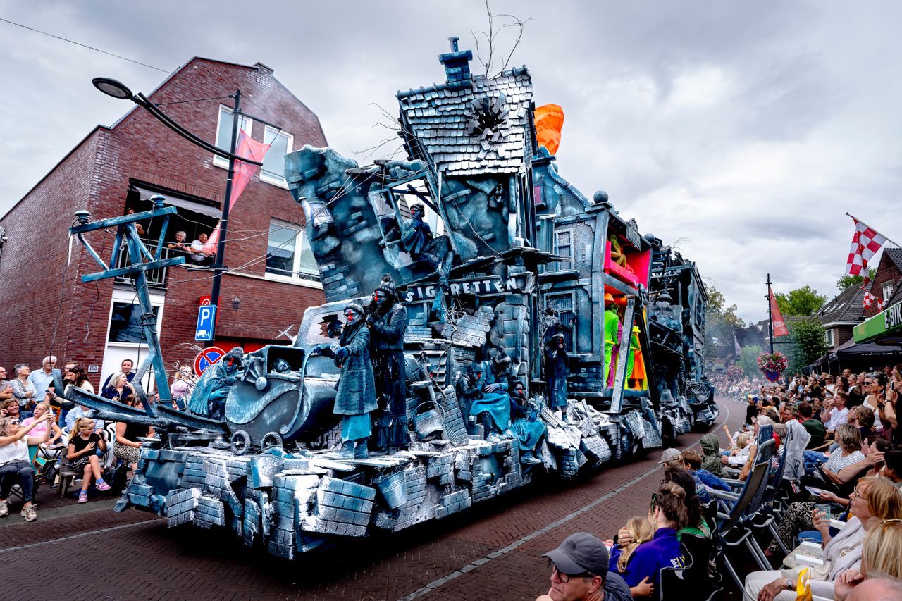 Vriendenkring Hopeloos met Stiekem onder slingers en serpentines (foto: Eye4Images). 