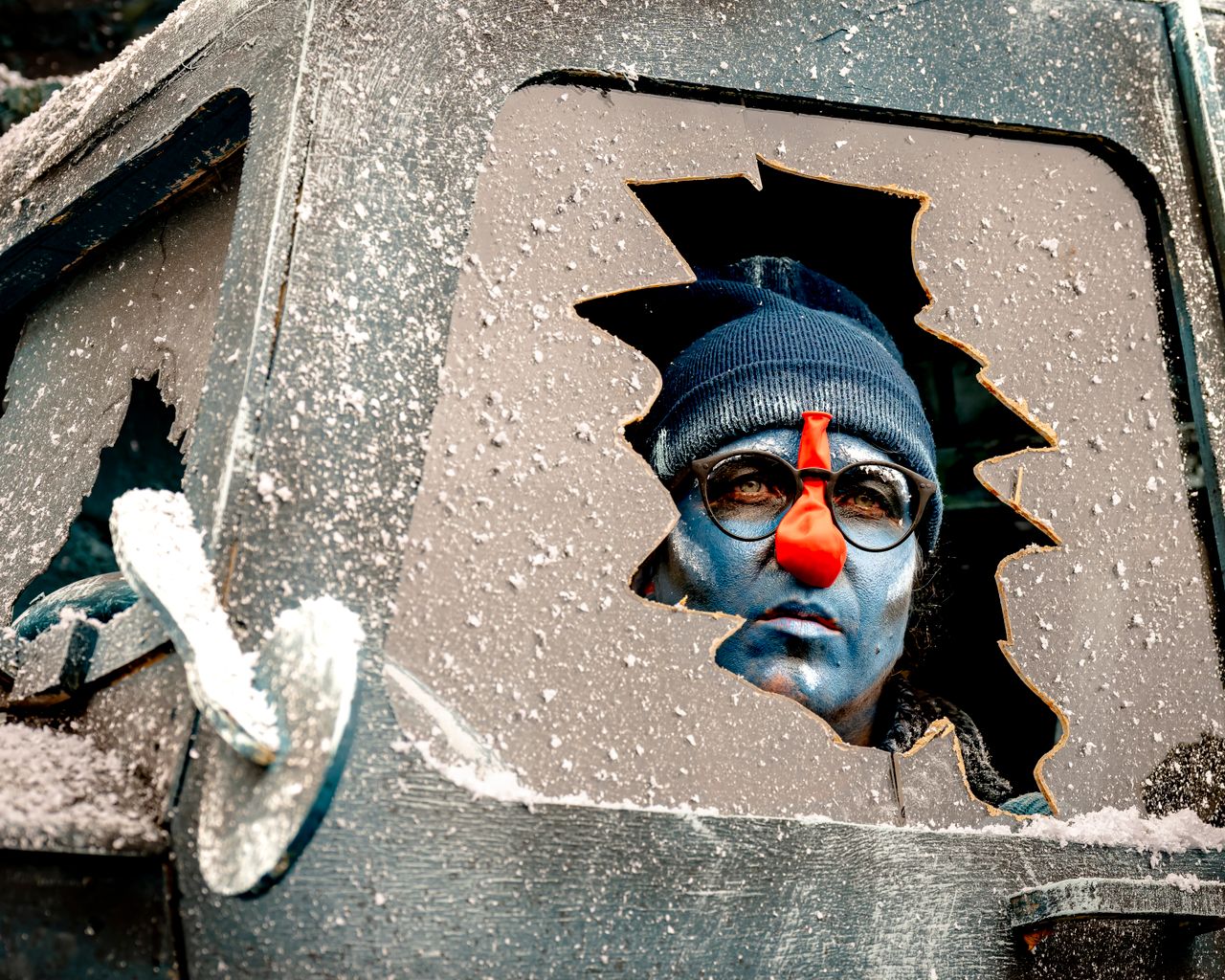 Vriendenkring Hopeloos met Stiekem onder slingers en serpentines - Carnaval verboden tijdens WO II (foto: Eye4Images).