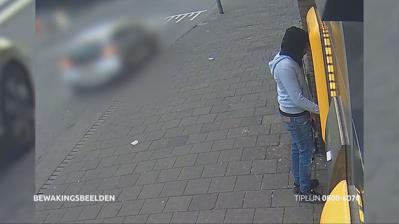 De dader bij de pinautomaat (bron: Bureau Brabant)