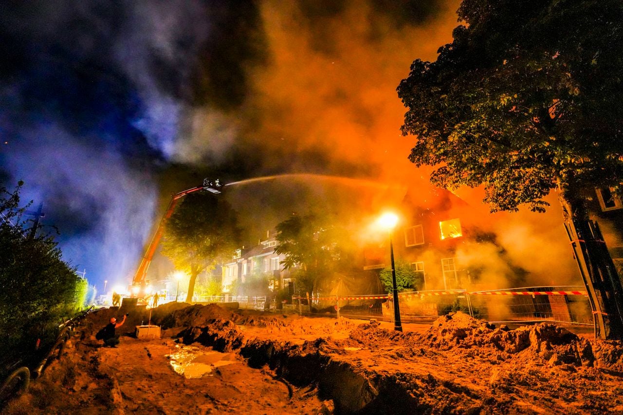 De brandweer moest op meer afstand blussen (foto: Persbureau Heitink).