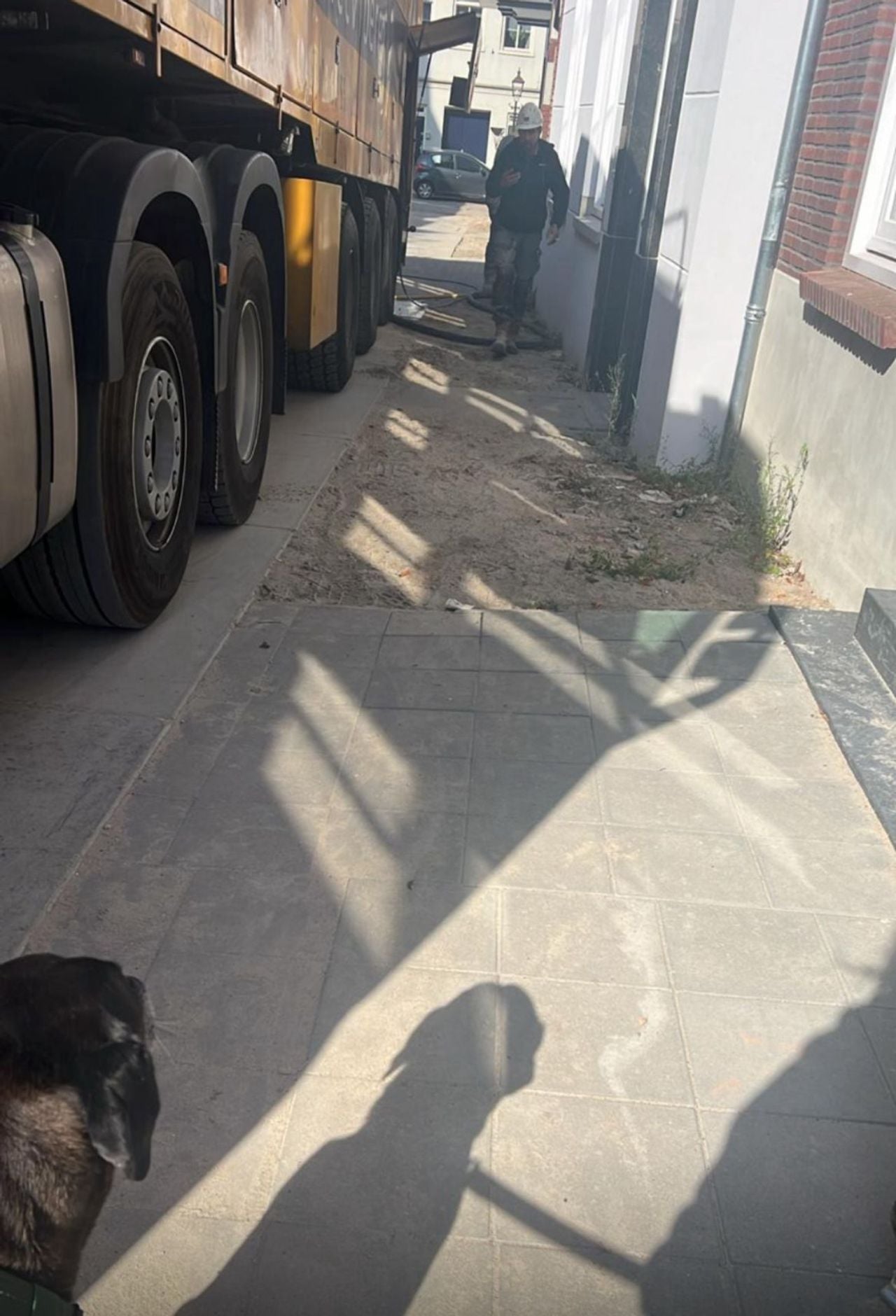 Een vrachtwagen voor de deur van het huis van Kimberly.