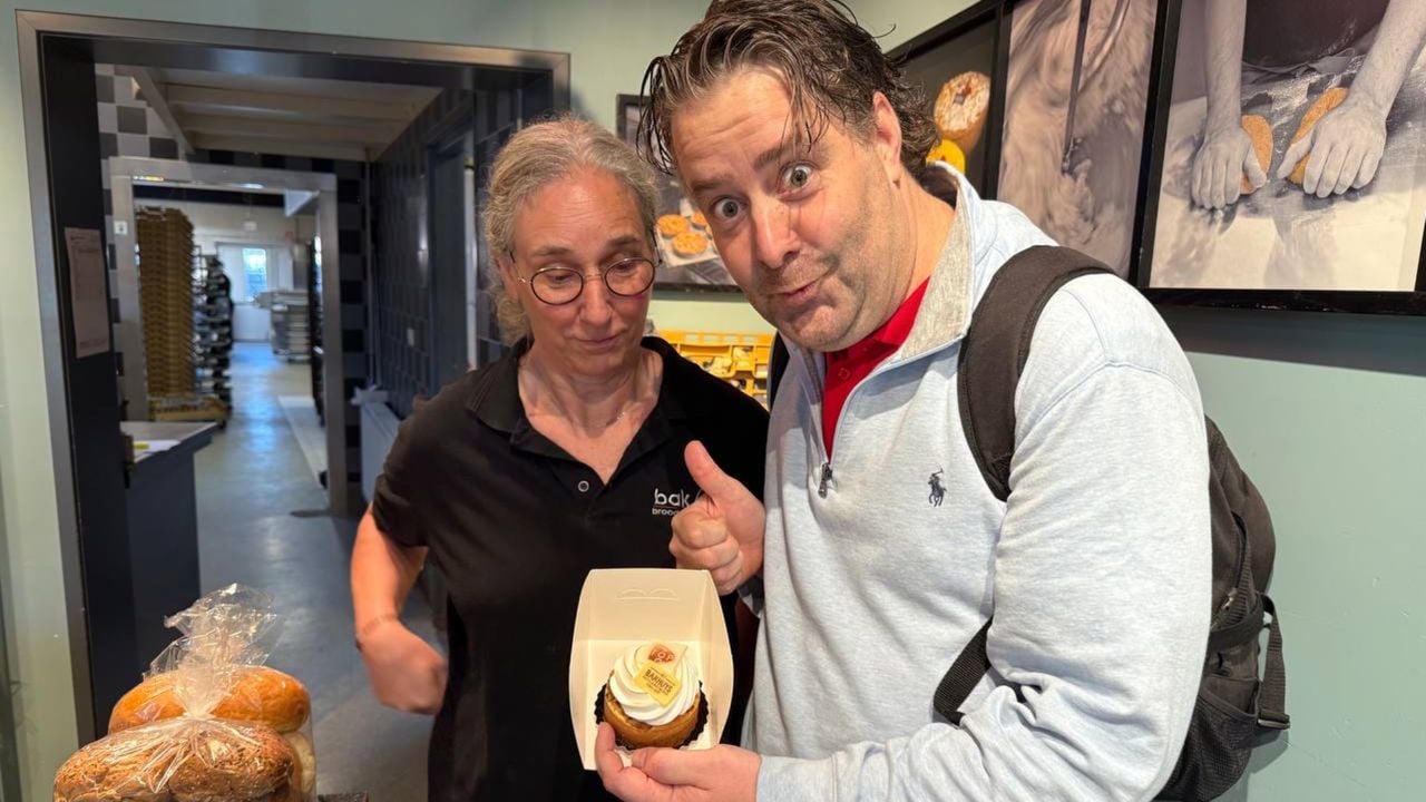 Koen bij Bakhuys Dinteloord met het speciale Top 900 gebakje. (Foto: Omroep Brabant)