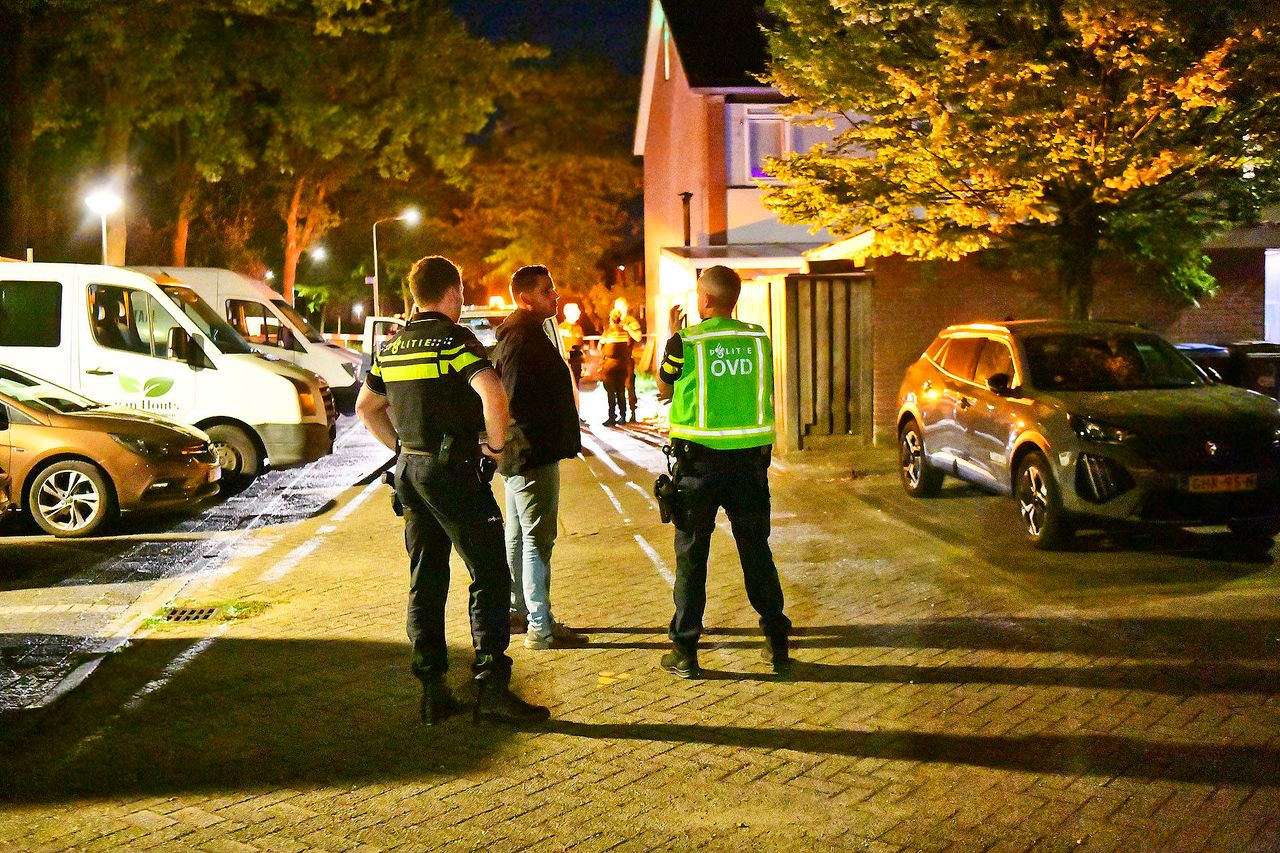 De politie doet een inval (Foto: Persbureau Heitink.)