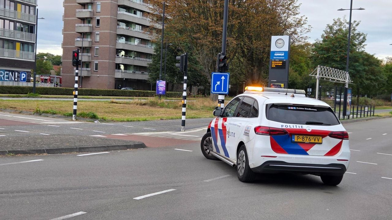 De politie heeft de omgeving van het Gerretsonplein in Eindhoven ruim afgezet (foto: Noël van Hooft).