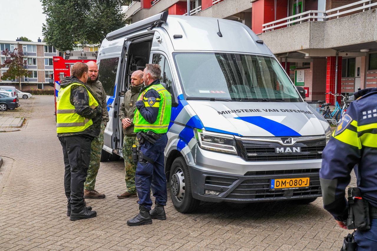 Overleg over de situatie aan het Gerretsonplein in Eindhoven (foto: Dave Hendriks/Persbureau Heitink).