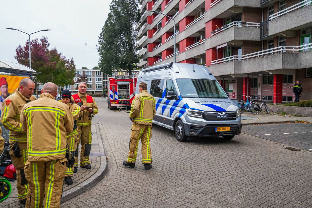 De brandweer bij de flat vlakbij het Gerretsonplein in Eindhoven (foto: Dave Hendriks/Persbureau Heitink).
