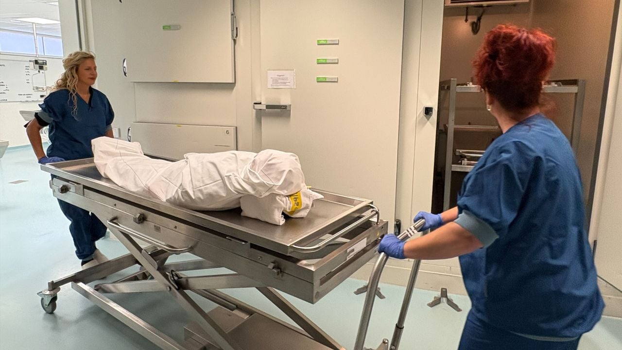 Veran en Angelique op weg met pop Annie (foto: Raymond Merkx).