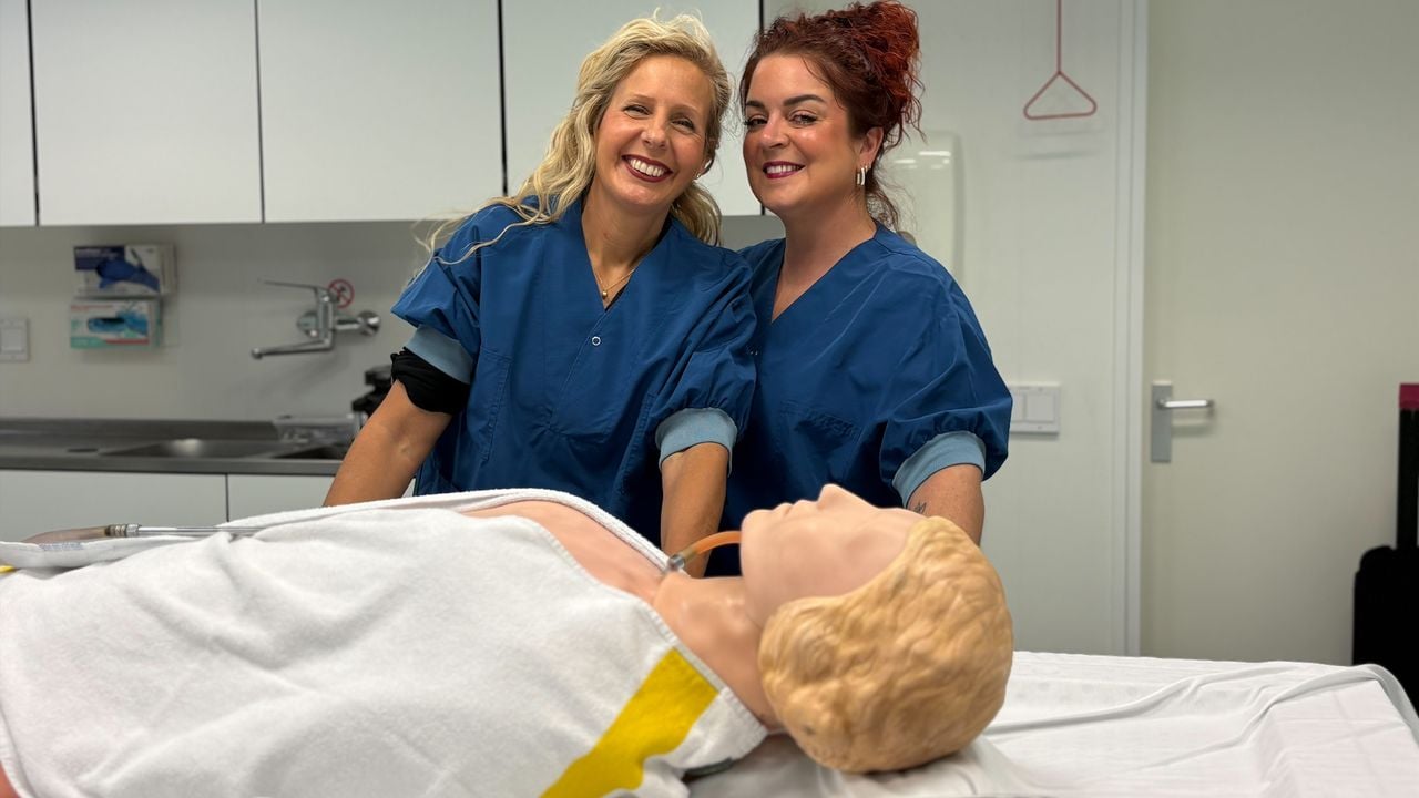 Veran en Angelique bij 'ons Annie', die helpt bij hun filmpjes als balsemer (foto: Raymond Merkx).