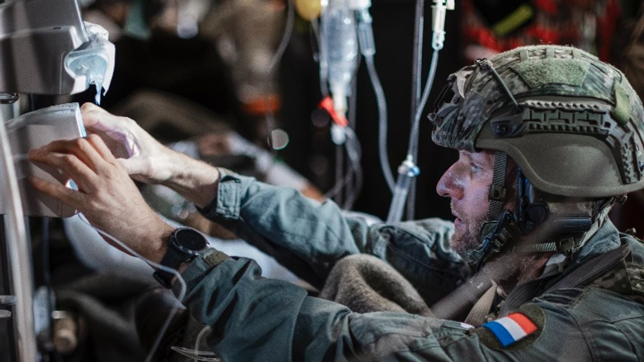 Nederlandse militair druk bezig in het vliegtuig (foto: Ministerie van Defensie).