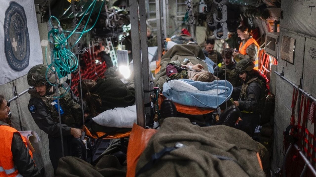 Binnenin het Zweedse transportvliegtuig bij de oefening (foto: Ministerie van Defensie).