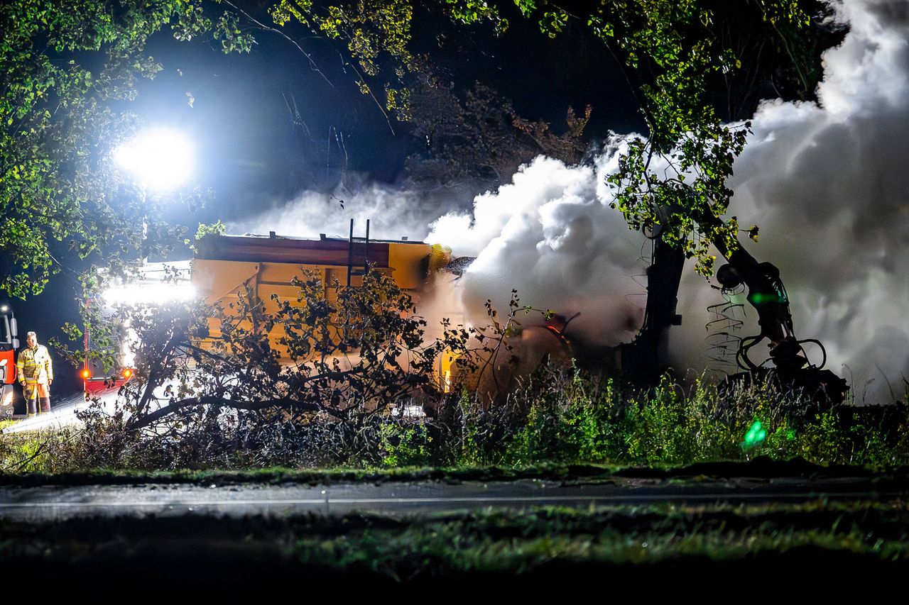 Bij het blussen van de maaimachine naast de A50 kwam veel rook vrij (foto: Lucas Lammers/Persbureau Heitink).