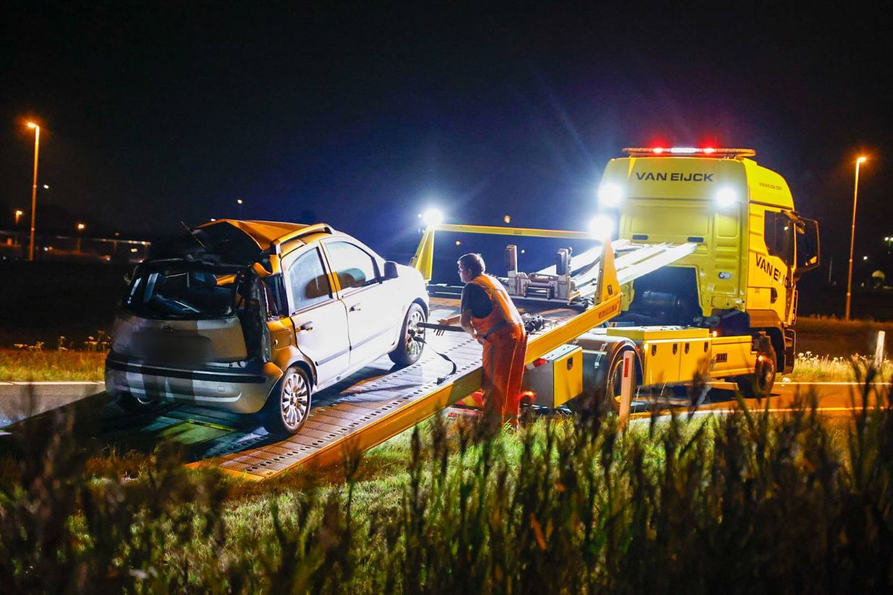 Een bergingsbedrijf heeft de auto meegenomen (foto: Addy Smits/Persbureau Heitink).