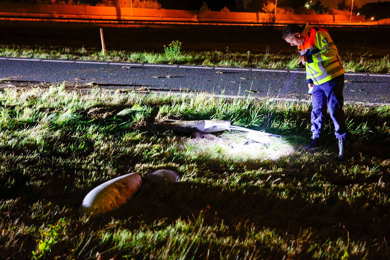 De auto ramde een lantaarnpaal (foto: Addy Smits/Persbureau Heitink).